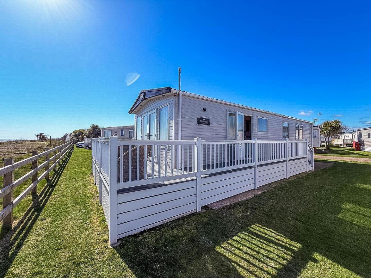 Beautiful 6 Berth Caravan With Full Sea Views For Hire In Suffolk Ref 68002cr Parque de Campismo *
