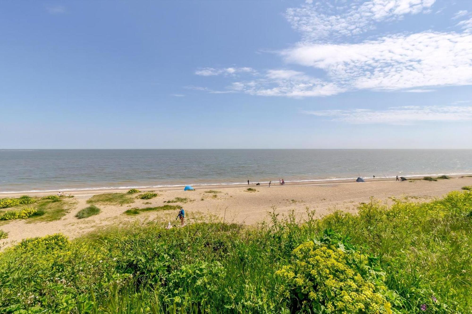 Campsite Beautiful 6 Berth Caravan With Full Sea Views For Hire In Suffolk Ref 68002cr