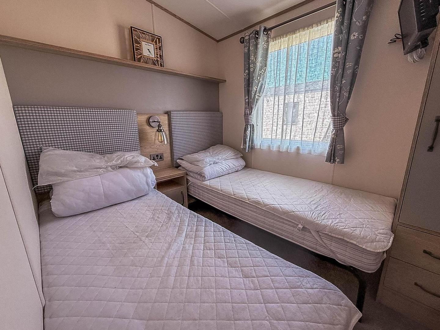 Beautiful 6 Berth Caravan With Full Sea Views For Hire In Suffolk Ref 68002cr * Lowestoft