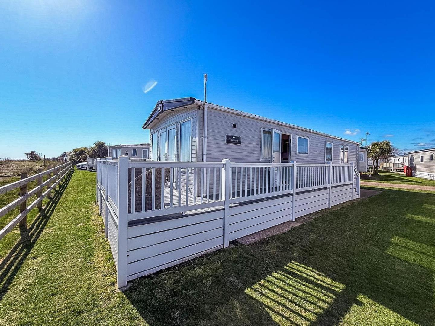 Beautiful 6 Berth Caravan With Full Sea Views For Hire In Suffolk Ref 68002cr *