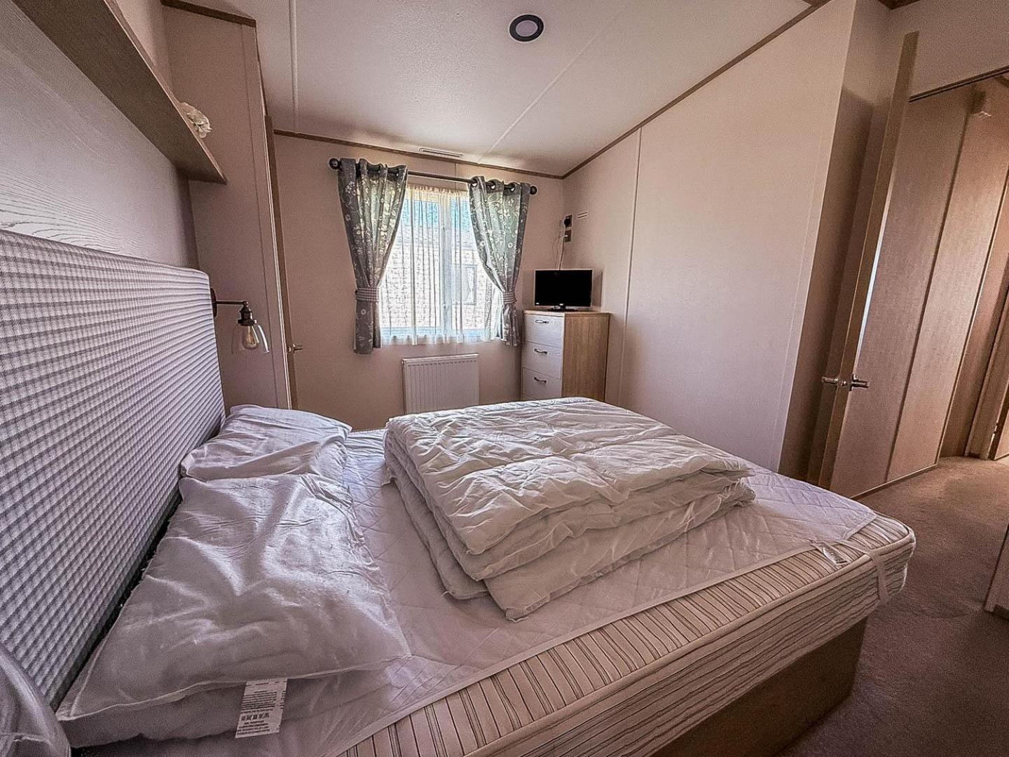 Campsite Beautiful 6 Berth Caravan With Full Sea Views For Hire In Suffolk Ref 68002cr