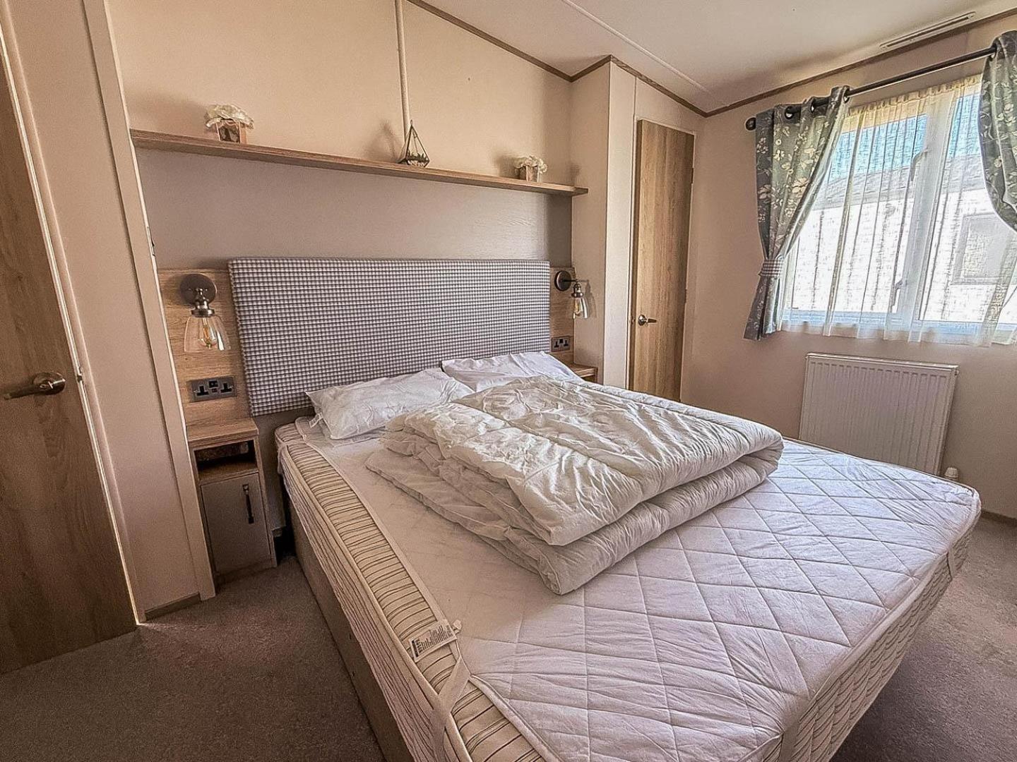 Beautiful 6 Berth Caravan With Full Sea Views For Hire In Suffolk Ref 68002cr * Lowestoft