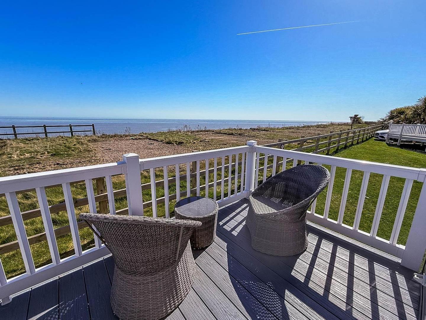 Кемпинг Beautiful 6 Berth Caravan With Full Sea Views For Hire In Suffolk Ref 68002cr Лоустофт